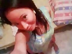 നേർത്ത പെൺകുട്ടി നാണമില്ലാതെ വിരലുകൾ കൊണ്ട് പുസ്സി നുഴഞ്ഞുകയറുന്നു