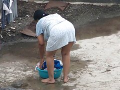 ചെറുതായി തണുക്കാൻ ആഗ്രഹം കൊണ്ട്, പെൺകുട്ടികൾ ബാത്ത്റൂമിൽ വസ്ത്രം ധരിച്ചു