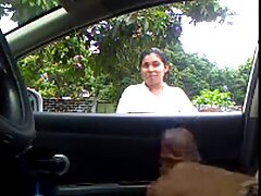 കിങ്ക് കഗ്ന നായിന്റെ തലയിണ അവളുടെ ഹുഡ് ഉരുട്ടിക്കളയുന്നു