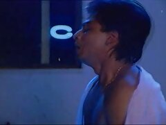 യുവ കലാകാരൻ സ്വയം നിറങ്ങൾ വരച്ചു