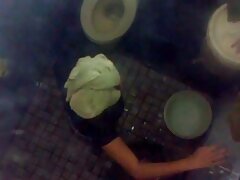 പുരുഷന്മാർ കുളം സമീപം ഒരു ബ്ലൊംദെ ഹാർഡ് കോഴി ഇഷ്ടപ്പെട്ടു
